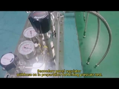 Tweede paneelregulator met slang aan, ter voorbereiding van de drukonderzoek.